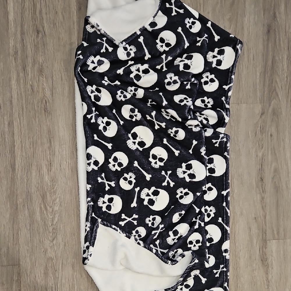 Black and White Skull Blanket